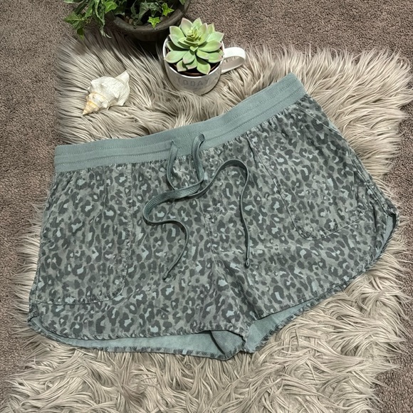 Maurice’s Shorts-Sz L-Green Camo-Cotton/Lyocell Blend-Drawstring Waist-EUC - Picture 2 of 15